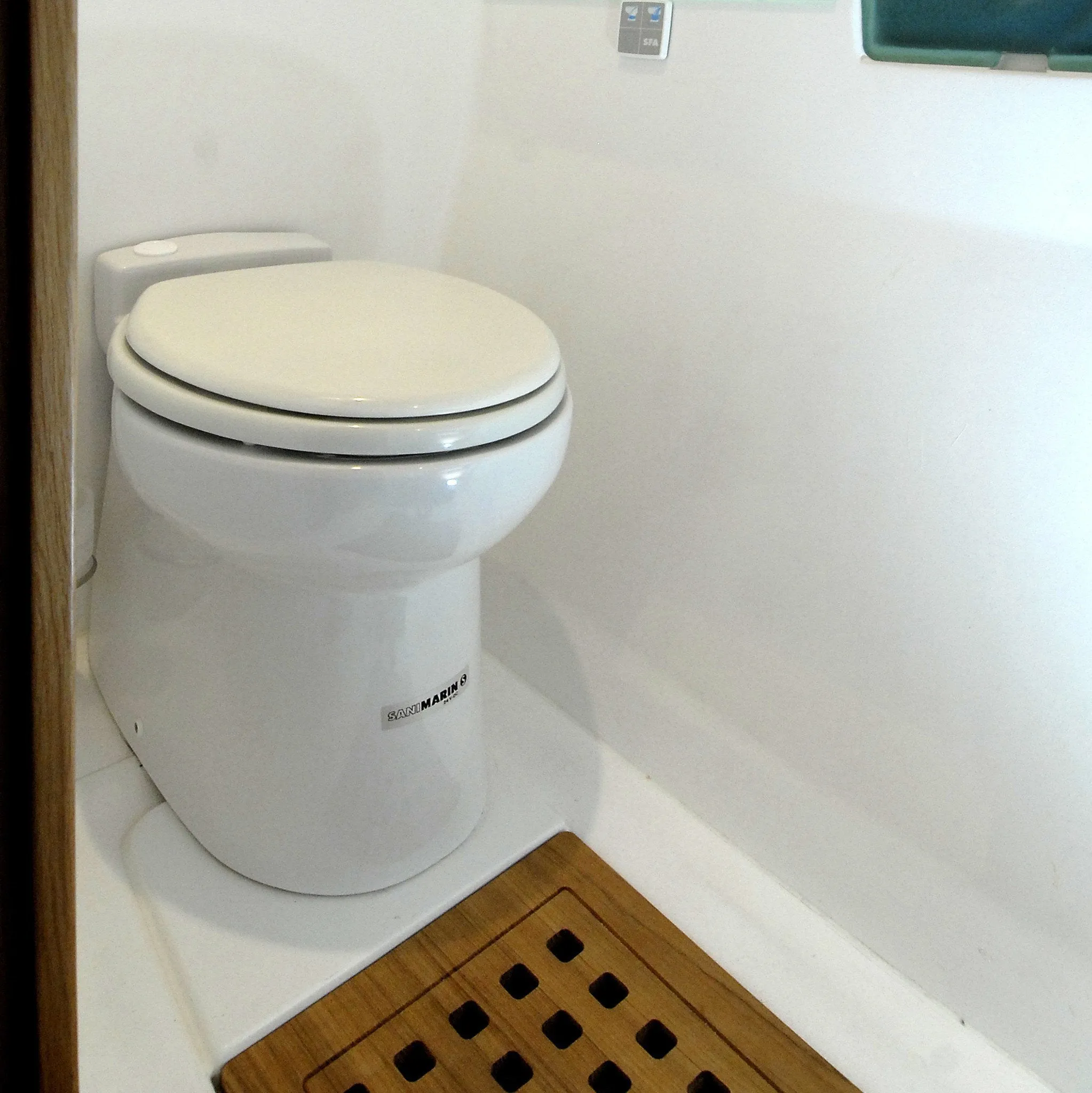 Saniflo SaniMARIN 4 | Comfort Size Electric Marine Toilet